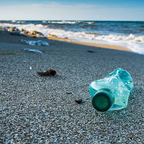 alte Plastikflasche am Strand